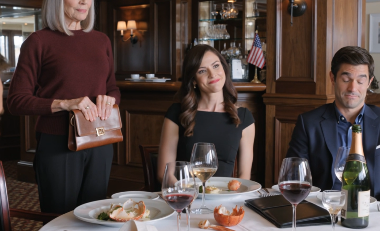 A explosão de ar frio do Jardim Imperial me atingiu no segundo em que entrei pelas portas de vidro. Era exatamente 8h30. Eu sabia porque tinha checado o relógio no meu carro antes de entregar minhas chaves ao manobrista, verificado o relógio de bronze acima do balcão da anfitriã ao entrar, e conferido a mensagem de Valerie mais uma vez no estacionamento.