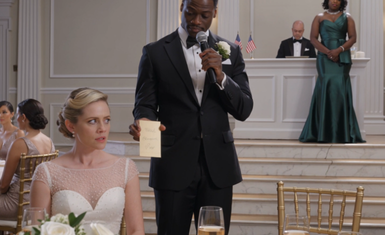 No casamento de smoking do meu irmão em Manhattan, caminhei até a mesa da família e encontrei um cartão de lugar dourado que dizia: Renee — apenas a zeladora. O lado da noiva riu como se fosse uma piada privada. Dez minutos depois, meu irmão se inclinou ao lado do palco, pegou aquele mesmo cartão de uma lixeira de latão, e toda a sala esqueceu como sorrir.