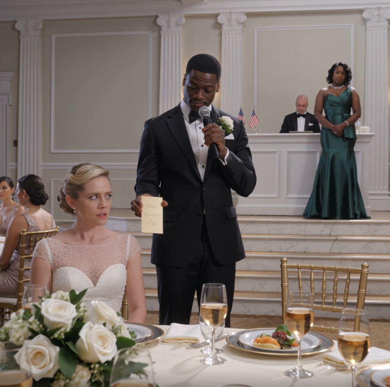 No casamento de smoking do meu irmão em Manhattan, caminhei até a mesa da família e encontrei um cartão de lugar dourado que dizia: Renee — apenas a zeladora. O lado da noiva riu como se fosse uma piada privada. Dez minutos depois, meu irmão se inclinou ao lado do palco, pegou aquele mesmo cartão de uma lixeira de latão, e toda a sala esqueceu como sorrir.