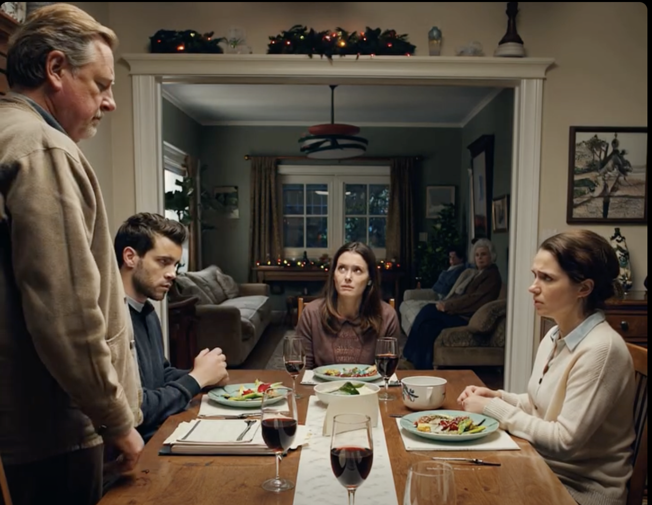 Depois que Recusei Pagar a Hipoteca dos Meus Pais, Eles Contaram Para Toda a Família: Eu Roubei o Dinheiro do Vovô. No Ação de Graças, Papai Se Levantou e Anunciou: “Nossa Filha é uma Ladrão, Temos Provas.” Então Ele Me Entregou uma Citação Judicial. Sorri, Peguei Meu Próprio Envelope e Disse: “Engraçado — Eu Também.”