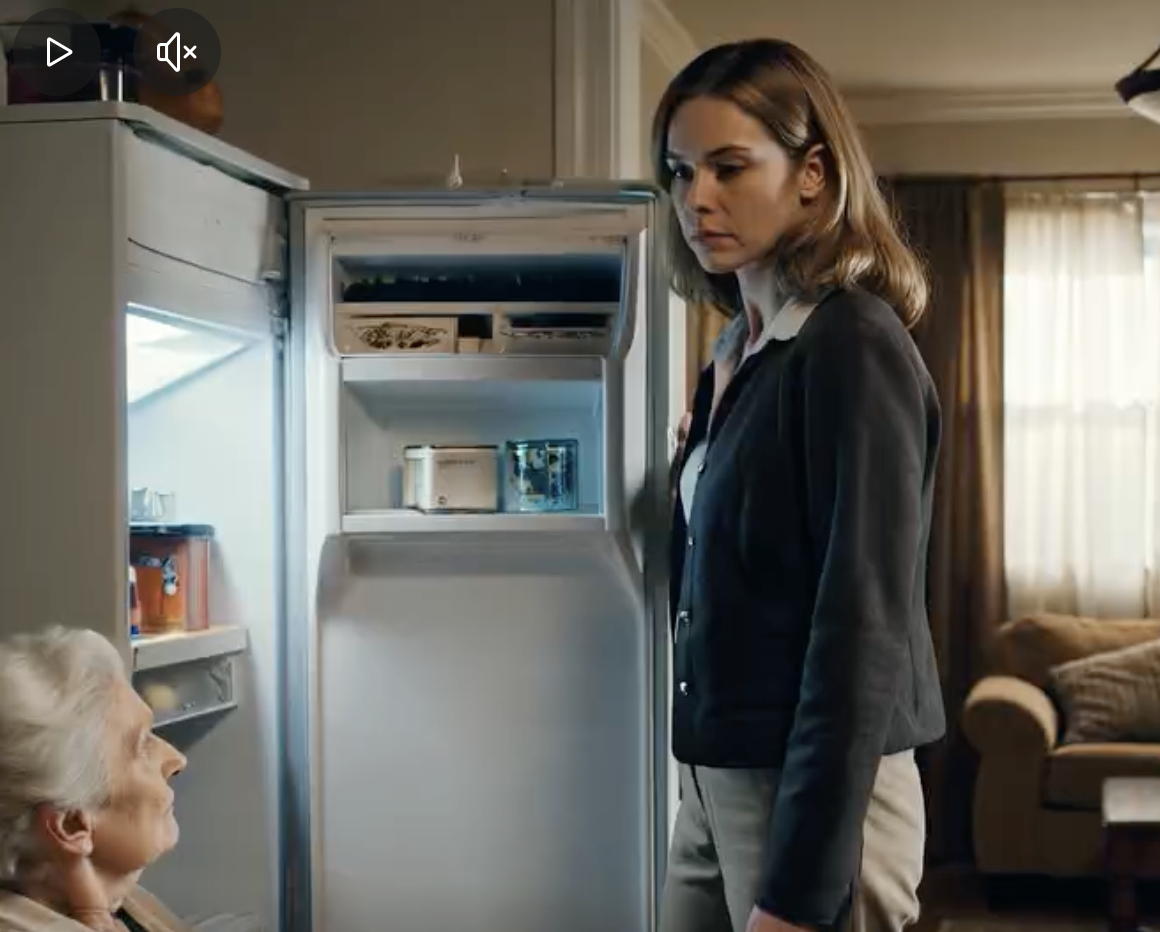 Minha filha me encontrou sentada no escuro e sussurrou: “Mãe, por que não há comida? Você recebe $10.000 todo mês.” Então minha enteada sorriu de lado. “Eu controlo cada dólar que ela recebe.” Minha filha lentamente removeu seus brincos… E foi aí que tudo mudou.