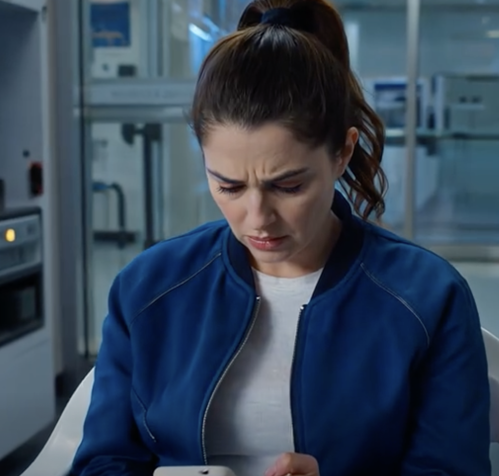 Transferido para a UTI, postei: “Ela está em condição grave. Por favor, mantenha-nos em seus pensamentos.” Meu irmão respondeu com um emoji de joinha. Ninguém apareceu. Um mês depois—ainda dormindo na sala de espera—verifiquei meu telefone: 83 chamadas perdidas. Uma mensagem da minha mãe: “Isto não pode esperar.” Respondi… E então…