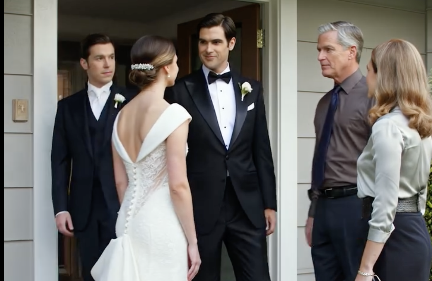 Sua irmã precisa da suíte master,” insistiu a mãe. E todos começaram a mover minhas coisas para baixo. Eu abri meu portal de gerenciamento do prédio. Minutos depois… Os elevadores mudaram para acesso restrito.