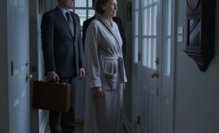 Klockan sex på morgonen stod min svärdotter utanför min ytterdörr och skrek mitt namn som om hon redan ägde mitt hus, min son dök upp med en slägga och svor att han skulle ta sig in oavsett om jag lät honom eller inte, och jag stod barfota i min hall med handen på det nya låset, räknande minuterna tills den man de aldrig förväntade sig att se klev in genom min bakdörr