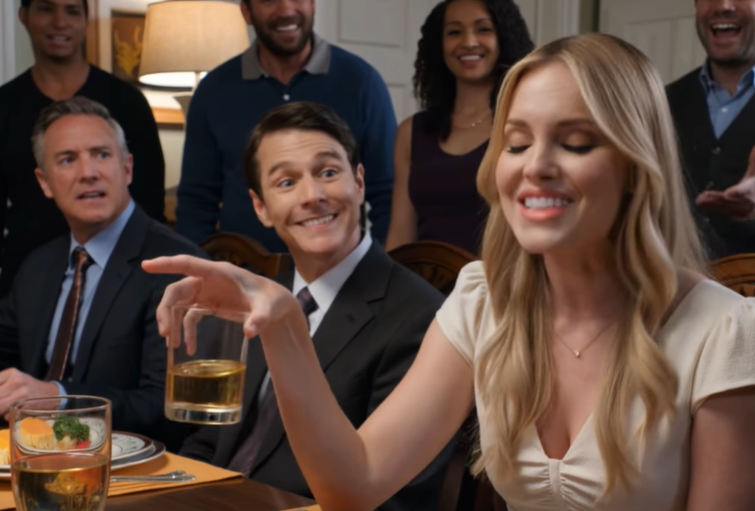 Siskoni ilmoitti kiitospäivänä: “Äiti ja isä allekirjoittavat talon minulle. Sinä et saa mitään.” Kaikki taputtivat. Hymyilin ja sanoin: “Isä, pitäisikö minun kertoa heille, vai teetkö sinä?” Haarukka putosi hänen kädestään. Siskoni huusi… “Kertoa mitä?”