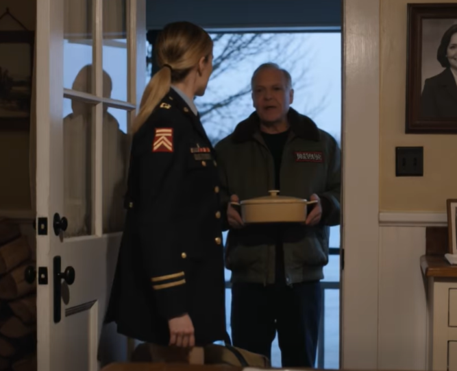 Perin ison mökin. Siskoni pilkkasi minua: ‘Istuu Sinulle Täydellisesti, Tunkkainen Nainen!’Perin mökin, kun taas siskoni sai Miami-asunnon. Kun hän pilkkasi minua: “Istuu sinulle täydellisesti, tunkkainen nainen!” ja käski minun pysyä poissa, päätin viettää yön mökissä… Kun saavuin paikalle, jäin paikalleni katsomaan näkemääni… Kirkon tuoksu oli vanhalta puulta ja liialliselta hajuvedeltä. Isäni hautajaiset olivat venyneet pidemmiksi kuin kukaan odotti. Ja kun palasimme Albanyssä äitini taloon, kaikki olivat väsyneitä. Perhe, jota en ollut nähnyt vuosiin, oli vielä paikalla teeskentelemässä välittämistä, maistellen uudelleen lämmitettyjä laatikoita, jotka oli jo lämmitetty kolme kertaa. Istuin nurkassa, vielä univormussa. Ei siksi, että halusin esitellä, vaan koska olin lentänyt suoraan Fort Braggista ja minulla ei ollut aikaa vaihtaa vaatteita. Nuorempi siskoni Megan loisti kuin olisi juuri voittanut kauneuskilpailun. Hän kiersi huonetta, kuiskasi korviin ihmisille, varmistaakseen, että kaikki tiesivät, kuinka hän selviytyi kaikesta. Hänellä oli se ylimielinen ilme, jonka hän oli kantanut lapsesta asti. Se, joka sanoi, että hän luuli maailman velkaa hänelle jotain. Ohitin sen, ainakin siihen asti, kunnes lakimies saapui. Robert Chen oli vanha ystävä isäni. Hän astui sisään käsilaukku kädessään, jossa todennäköisesti oli viimeiset pommit, jotka isäni oli jättänyt jälkeensä. Kaikki kokoontuivat ruokapöydän ympärille. Ilma tuntui raskaammalta kuin hautajaisissa. Tämä ei ollut enää surua. Tämä oli rahasta, omaisuudesta ja siitä, kuka oli kohta huijatuksi tulossa. Robert alkoi lukea. Megan pomppi lähes tuolissaan kuin lapsi odottaen karkkia. Äitini Helen istui jäykkänä kuin lauta, kädet ristissä niin tiukasti, että ajattelin hänen katkaisevan sormensa. Sitten tulivat sanat, jotka saivat Megan hymyilevän leveämmäksi. 
“Tyttärellemme Megan, jätän Miami-asunnon ja vähemmistöosuuden Whitmore Constructionista.” arrow_forward_iosLue lisää 00:41 00:14 01:31