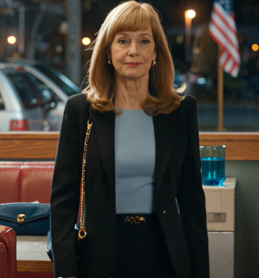 Mini nuorimamma sanoi: “Jos et pidä äitini sarkastisista vitseistä, voit maksaa laskun ja lähteä,” kun lopulta puhuin ruokapöydässä, joten hymyilin, maksoin, nousin ja lähdin… mutta mitä tein sen jälkeen, oli osa, jota he eivät koskaan nähneet tulevaksi.