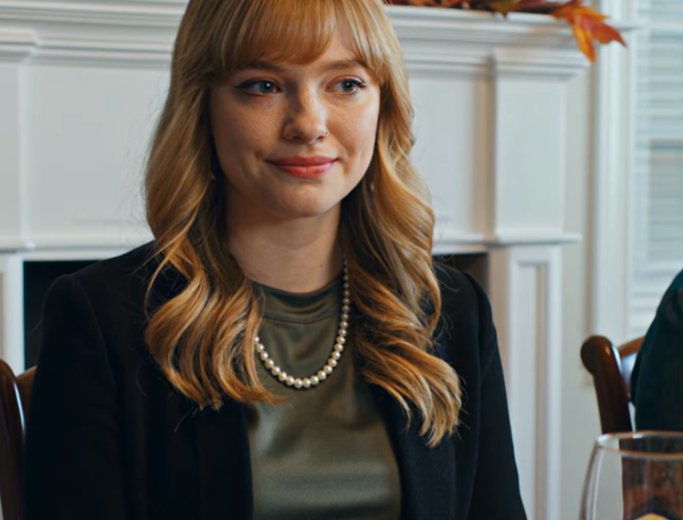 Vanhempani kertoivat kaikille sukulaisille, että olin keskeyttänyt yliopiston ja olin pettymys, kun taas siskoni sai aina kehuja oikeustutkinnostaan jokaisessa perheen kokoontumisessa, heillä ei ollut aavistustakaan siitä, mitä olin hiljaa rakentanut seitsemän vuotta, ja sitten kiitospäivän illallisella ilmoitus pamahti isäni puhelimeen—ja ilman sanaakaan, yksi kerrallaan, kaikki pöydässä kääntyivät hitaasti katsomaan minua.