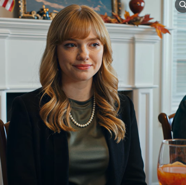 Vanhempani kertoivat kaikille sukulaisille, että olin keskeyttänyt yliopiston ja olin pettymys, kun taas siskoni sai aina kehuja oikeustutkinnostaan jokaisessa perheen kokoontumisessa, heillä ei ollut aavistustakaan siitä, mitä olin hiljaa rakentanut seitsemän vuotta, ja sitten kiitospäivän illallisella ilmoitus pamahti isäni puhelimeen—ja ilman sanaakaan, yksi kerrallaan, kaikki pöydässä kääntyivät hitaasti katsomaan minua.