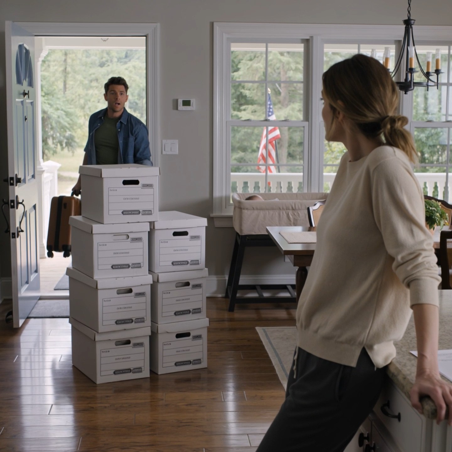 Vaimoni sanoi, että “tarvitsi tilaa” neljä viikkoa synnytyksestä, ja lensi sitten Eurooppaan kuukaudeksi, kun minä jäin kotiin vuotamaan, unettomana ja yksin vastasyntyneemme kanssa. Kun hän lopulta palasi, talo oli siisti, hänen vaatteensa oli pakattu, ja ruokakansio ruokapöydällä sai hänet pudottamaan matkalaukkunsa ja sanomaan nimeni kuin se sattui.