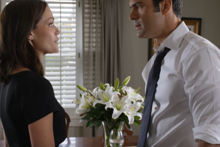 Äitisi on kuollut. Itkeminen ei tuo häntä takaisin, joten pyyhi kasvosi ja laita illallinen pöytään,” mieheni sanoi kaksi tuntia Oak Ridgen hautausmaan jälkeen, ja laitoin äitini hääastian rostin viereen, katsoin seinältä poistettavaa valokuvaa ja päätin, että jos tämä talo todistaisi vielä yhden esityksen, se ei olisi minun.