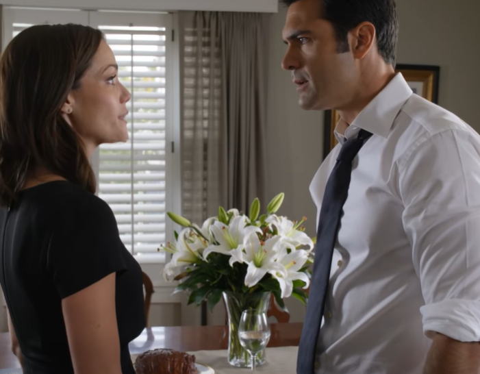 Äitisi on kuollut. Itkeminen ei tuo häntä takaisin, joten pyyhi kasvosi ja laita illallinen pöytään,” mieheni sanoi kaksi tuntia Oak Ridgen hautausmaan jälkeen, ja laitoin äitini hääastian rostin viereen, katsoin seinältä poistettavaa valokuvaa ja päätin, että jos tämä talo todistaisi vielä yhden esityksen, se ei olisi minun.