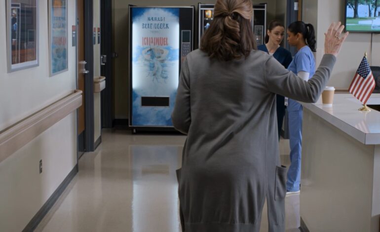 LS Painoin mieheni kättä viimeisen kerran klo 18:14, ja monitorin epätasainen piippaus vaikutti uppoavan jonnekin syvemmälle kuin korvani, syvemmälle kuin suru, siihen osaan kehoa, joka muistaa kivun kauan sen jälkeen, kun hetki itsessään on päättynyt. Henryn sormet olivat yhä lämpimät. Ei tarpeeksi lämpimät lupaamaan mitään, ei tarpeeksi lämpimät pitämään häntä kanssani, mutta lämpimät tarpeeksi, että jopa nyt voin vielä tuntea hänen viimeisen jälkensä kädessäni, jos pysyn paikallani tarpeeksi kauan.