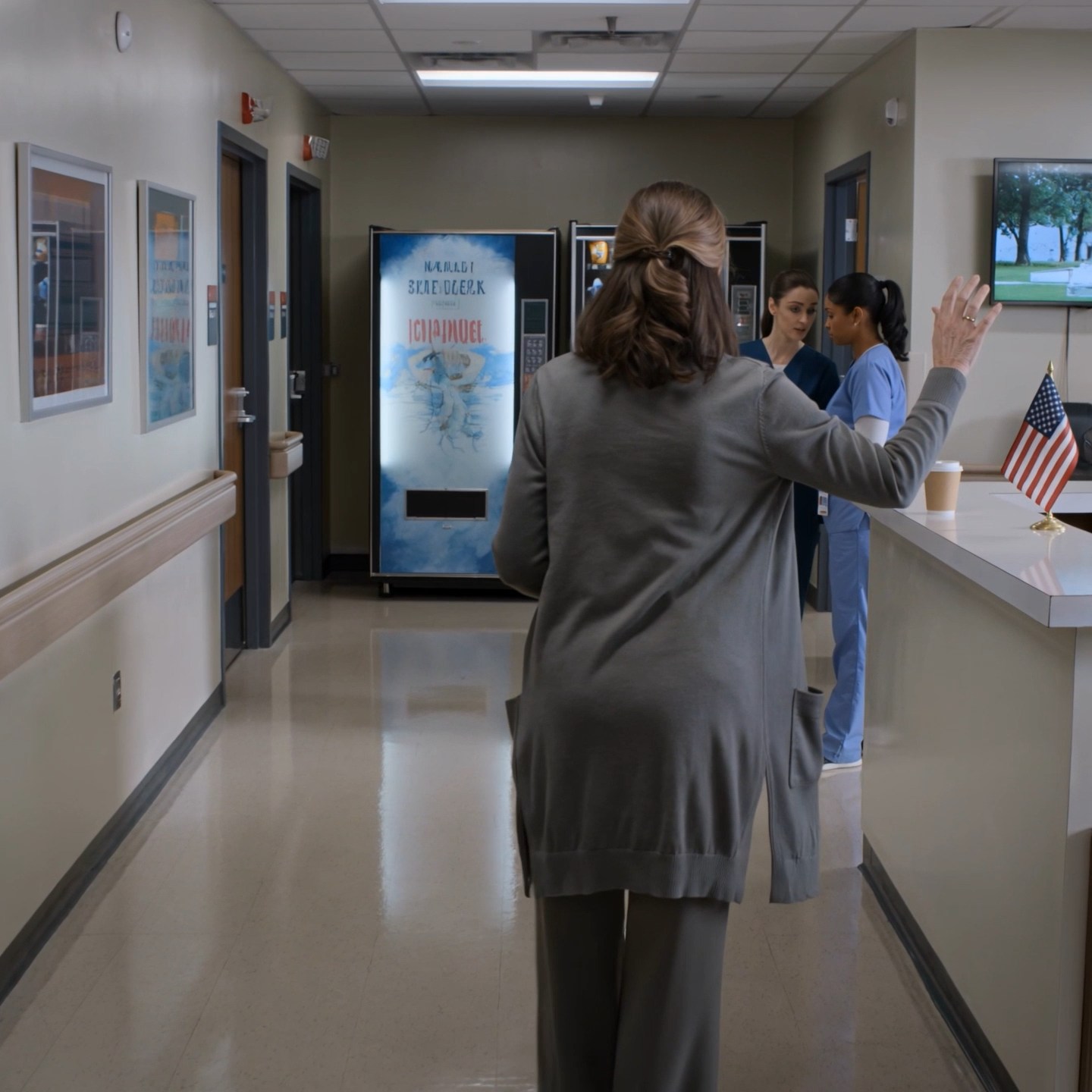 LS Painoin mieheni kättä viimeisen kerran klo 18:14, ja monitorin epätasainen piippaus vaikutti uppoavan jonnekin syvemmälle kuin korvani, syvemmälle kuin suru, siihen osaan kehoa, joka muistaa kivun kauan sen jälkeen, kun hetki itsessään on päättynyt. Henryn sormet olivat yhä lämpimät. Ei tarpeeksi lämpimät lupaamaan mitään, ei tarpeeksi lämpimät pitämään häntä kanssani, mutta lämpimät tarpeeksi, että jopa nyt voin vielä tuntea hänen viimeisen jälkensä kädessäni, jos pysyn paikallani tarpeeksi kauan.