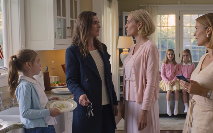 Jag anlände till mina föräldrars hus precis när de gav min 6-åriga dotter order att diska medan min systers döttrar stod där och skrattade. Jag sa ingenting i det ögonblicket. Senare slutade jag betala för huset som jag hade täckt — och snart lade banken ut fastigheten till försäljning.