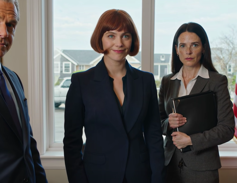 Um aumento? Você deveria estar grato por ainda nos manterem,” riu o vice-presidente durante minha avaliação. Toda a equipe de liderança assentiu em concordância. Levantei-me, coloquei um envelope na mesa e disse: “Obrigado pelo seu tempo.” Três dias depois, quando o abriram e viram para onde eu ia…