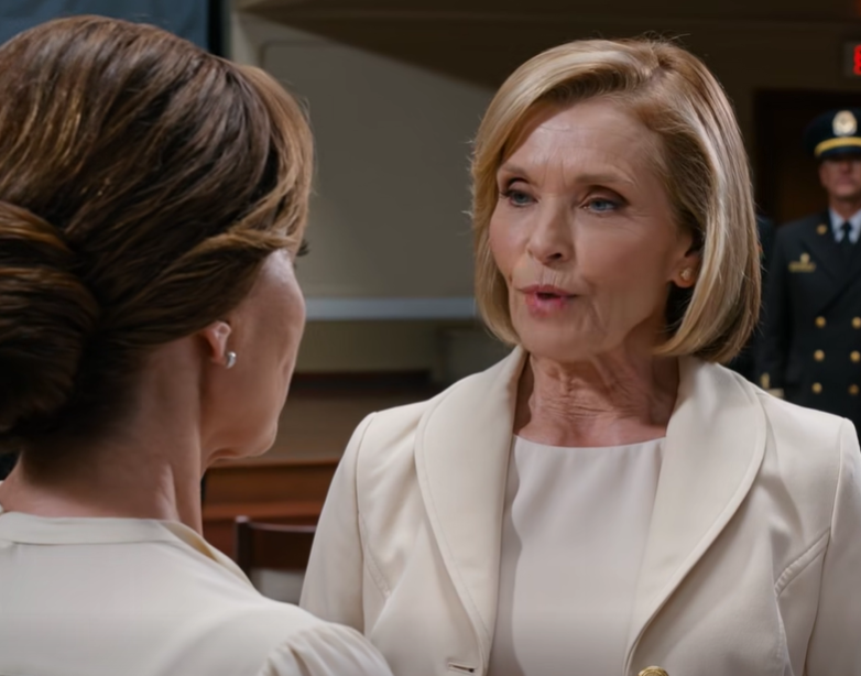 Por Anos, Meus Pais Me Tratavam Como se Eu Não Importasse Mais — Então Na Cerimônia Naval da Minha Irmã, Sua Oficiala Comandante Olhou Direto Para Mim, Disse, “Senhora,” E Saudou