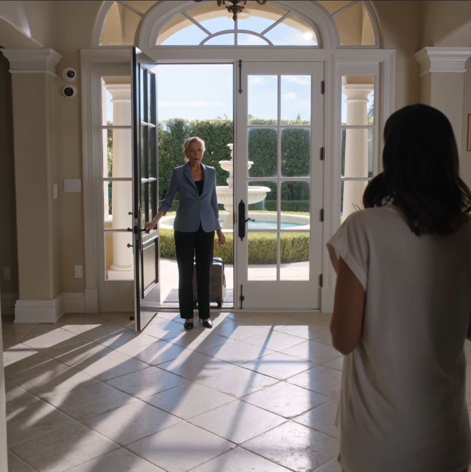 Depois de doze anos no Canadá, voltei para a Flórida esperando surpreender minha filha grávida na mansão de dez milhões de dólares que deixei para ela, e em vez disso a encontrei na entrada com uma toalha de prato na mão, com o rosto demasiado magro, os ombros excessivamente cuidadosos, enquanto seu marido sorria e dizia: “Agora eu possuo tudo” — e quando ele calmamente acrescentou que colocaria as mãos nela novamente se ela tentasse algo estúpido, entendi em um segundo frio que não tinha voltado para uma visita familiar; tinha entrado numa casa onde minha filha não morava mais como se fosse permitido ela pertencer.