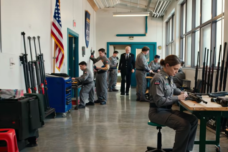 Um General Passou Pela Minha Bancada—Depois Parou na Insígnia de Qualificação Pequena no Meu Peito.