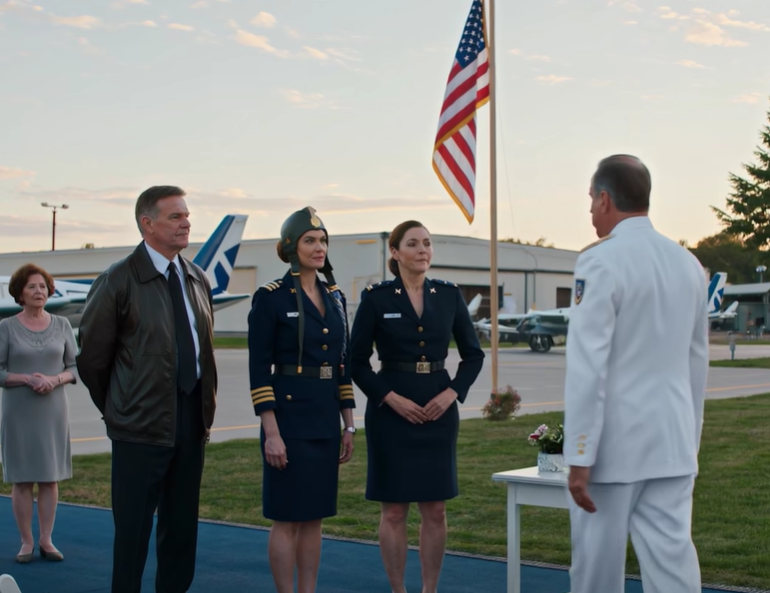 Meu pai me apresentou como se eu fosse uma reflexão tardia—então o General leu meu nome e o clima mudou.