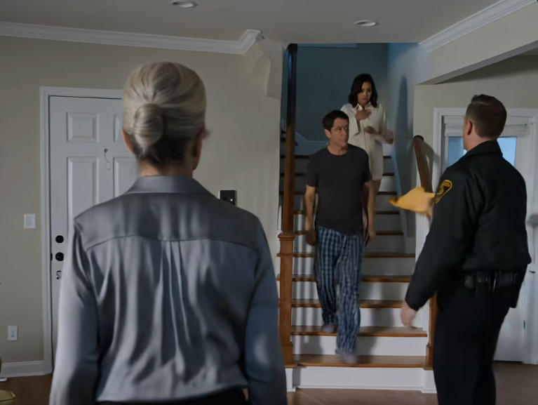 Fui à Minha Casa de Praia Para Relaxar, Mas Os Quartos E A Cozinha Estavam Em Construção…
Fui à minha casa de praia para relaxar nas minhas férias, mas o quarto principal e a cozinha estavam em construção. Meu filho disse: “Estou reformando para que minha esposa e os pais dela possam morar aqui.”
Abri meu arquivo de propriedade e liguei para meu advogado. Na manhã seguinte, eles bateram desesperadamente na minha porta às 6h…
Quando cheguei à minha casa de praia naquela sexta-feira à tarde, Kloe já estava no deck, dando ordens a três trabalhadores como se fosse dona do lugar. Ela não me cumprimentou. Nem virou a cabeça quando o carro parou na frente da entrada.
Ela apenas levantou a mão, apontando para a cozinha, e gritou algo sobre o azulejo precisar chegar antes de segunda.
Senti um calafrio percorrer minha espinha, que não tinha nada a ver com a brisa do mar. Saí lentamente do carro, observando.
A porta da frente estava escancarada. Havia sacos de cimento empilhados ao lado dos meus vasos de gerânios, aqueles que plantei há 5 anos com minhas próprias mãos.
O som de uma furadeira cortou o ar de algum lugar dentro da casa.
Minha casa. A casa que comprei após 40 anos de trabalho em turnos duplos como enfermeira no Hospital Geral.
A casa que paguei com meu suor após a morte do meu marido, que me deixou com nada além de dívidas e promessas quebradas.
Finalmente, Chloe me viu. Ela sorriu. Aquele sorriso que sempre me deixava nervosa. Muito largo. Muito perfeito.
“Olga, estou tão feliz que você está aqui,” ela disse, como se estivesse me fazendo um favor ao reconhecer minha presença na minha própria propriedade.
“Matthew está dentro supervisionando a cozinha. Você vai ver. Vai ficar lindo.”
Não respondi. Caminhei em direção à entrada, sentindo minhas pernas de 71 anos protestarem a cada passo.
Dirigi 4 horas da cidade especificamente para descansar, ouvir as ondas, ficar sozinha com meus pensamentos e minhas memórias.
Sonhei com esta semana por meses, planejei cada detalhe. As caminhadas matinais na praia, os livros que leria na rede, o silêncio que desesperadamente precisava após um ano exaustivo.
arrow_forward_iosLeia mais
00:00 00:19 01:31 Powered by GliaStudios
O que encontrei dentro me deixou sem fôlego. A cozinha não existia mais. Ou melhor, existia parcialmente.
Os armários que instalei há 3 anos tinham sido arrancados das paredes.
O piso de azulejos que escolhi com tanto cuidado estava coberto de poeira e detritos.
As paredes tinham buracos enormes onde antes pendiam as pinturas das minhas aulas de arte de quinta-feira à tarde.
O refrigerador estava no meio da sala de estar, desconectado, com a porta entreaberta.
O cheiro de umidade e cimento fresco me atingiu como um tapa.
“Que é isso?”
Minha voz saiu mais calma do que esperava, quase um sussurro.
Matthew apareceu do corredor. Meu filho, 45 anos, ainda com aquele olhar de criança, esperando que a mãe resolvesse tudo.
Exceto que agora havia algo diferente em seus olhos. Algo duro.
“Mom, é uma surpresa.”
“Bem, foi uma surpresa.”
Ele limpou as mãos na calça, deixando marcas de poeira cinza.
“Estamos reformando. Chloe e eu decidimos que é hora de atualizar tudo. Essa cozinha estava muito velha.”
“Você decidiu,” repeti. A palavra ficou no ar entre nós.
“Sim, e não só a cozinha.”
Ele caminhou em direção às escadas, e eu o segui, sentindo meu coração acelerar.
Subimos. Cada degrau parecia mais pesado que o anterior.
Quando chegamos ao segundo andar e ele abriu a porta do quarto principal, meu quarto, tive que me segurar na moldura para não cair.
O cama tinha desaparecido. O armário que pertencia à minha avó, aquele móvel de madeira entalhada que sobreviveu a três gerações, tinha sido movido para lugar nenhum.
As paredes estavam meio pintadas, numa cor verde menta que eu nunca teria escolhido.
Havia ferramentas por toda parte, fios pendurados do teto, e um cheiro penetrante de tinta fresca que me deixava tonta.
“Cadê minha cama? Onde estão minhas coisas?”
“Colocamos elas na pequena sala no final do corredor temporariamente.”
Matthew nem sequer olhava para mim. Ele verificava algo no telefone, digitando uma mensagem.
“Precisamos desse quarto principal para algo importante.”
“Para quê?”
A pergunta saiu com mais força do que eu pretendia.
Foi quando ele disse. Quando falou as palavras que mudariam tudo.
“Chloe e eu vamos morar aqui permanentemente com a Gloria, a mãe dela, e o pai dela. Eles precisam de um lugar melhor, e esta casa é grande o suficiente. Vamos ampliar os quartos, modernizar tudo. Vai ficar perfeito para todos.”
Fiquei imóvel, paralisada. As palavras ecoaram na minha cabeça, mas não consegui formar um pensamento coerente.
Morar permanentemente com os pais de Chloe.
“Esta é minha casa, Matthew.”
“Sei, mãe, mas também é propriedade da família. É hora de você compartilhar. Você tem seu apartamento na cidade. Você não precisa de duas propriedades. Nós precisamos.”
“Chloe está cansada do barulho da cidade. E a Gloria merece viver seus últimos anos à beira-mar. Ela tem 73 anos, dois anos mais velha que você. Você não acha que ela merece isso?”
Havia tanta lógica distorcida nas palavras dele que, por um momento, quase me convenceu. Quase.
Até que vi o olhar no rosto dele, aquela mistura de determinação e algo que parecia perigosamente como indiferença.
Ele não estava pedindo minha permissão. Estava me informando de uma decisão já tomada.
“Você não me consultou porque eu sabia que você diria não. Você sempre diz não quando se trata de ajudar a família. Você sempre foi assim, mãe. Egoísta com suas coisas.”
A palavra cortou-me como uma faca.
Egoísta.
Eu, que trabalhei até minhas mãos tremerem de exaustão.
Eu, que paguei toda a faculdade dele enquanto ele mudava de curso três vezes.
Eu, que emprestei dinheiro para a entrada do carro dele há dois anos e ele nunca me pagou de volta.
Egoísta.
Desci as escadas lentamente. Cada degrau foi um esforço consciente para não tremer, não deixar que eu caísse.
Chloe ainda estava lá fora, ao telefone, rindo. Ouvi ela dizer algo sobre finalmente ter o espaço que sempre quis e que a velha teria que se acostumar.
Entrei na sala de estar que sobrara. Sentei na única poltrona que eles não tinham movido, aquela de cor verde-oliva, onde meu marido costumava dormir às tardes de domingo assistindo futebol.
Fechei os olhos. Respirei fundo uma, duas, três vezes.
Quando abri os olhos, meu olhar caiu na minha bolsa. Na pasta de documentos vitais que sempre carregava comigo, aquela pasta onde guardava todos os papéis importantes, escrituras, testamentos, contratos, procurações, tudo organizado e atualizado.
Porque, após 40 anos no sistema de saúde, aprendi que a vida pode mudar num segundo e é melhor estar preparado.
Peguei meu telefone. Procurei um nome na minha lista de contatos.
Gregory, meu advogado há 15 anos. O homem que me ajudou com toda a papelada quando comprei esta casa. Quando atualizei meu testamento, quando me certifiquei de que todas as propriedades estavam somente no meu nome após descobrir as dívidas que meu marido escondia há anos.
Disquei.
Três toques. Quatro.
“Olga, que prazer falar com você.”
“Como vai, Gregory? Preciso que venha à casa de praia amanhã cedo. Traga as escrituras e o testamento. Tudo.”
Houve uma pausa.
Gregory me conhecia bem. Sabia que, se eu o ligasse numa sexta-feira à tarde pedindo algo urgente, era porque a situação exigia.
“Aconteceu alguma coisa?”
“Sim,” respondi, olhando para o deck onde Chloe ainda ria, alheia ao que estava por acontecer.
“Mas não vai mais acontecer.”
Desliguei. Guardei o telefone.
Fiquei ali na poltrona, cercada pelo desastre que fizeram do meu refúgio, meu santuário, o lugar que construí com décadas de esforço.
Não chorei. Não gritei. Não confrontei ninguém naquela noite. Apenas esperei, porque aprendi algo em 71 anos de vida.
A vingança servida quente queima quem a serve. Mas a vingança servida fria, com precisão cirúrgica, destrói sem deixar rastro de quem a entregou.
Matthew desceu uma hora depois. Disse que tinha preparado o quartinho para mim, que minhas roupas estavam em caixas porque precisavam do closet principal para as coisas da Chloe e da Gloria.
Entregou-me uma nova chave.
“É para o quarto no final do corredor. Mãe, colocamos uma fechadura nele para você ter privacidade.”
Peguei a chave sem dizer nada. Subi.
O quarto dos fundos tinha pouco mais de 2,70m por 2,70m. Uma cama de solteiro encostada na parede. Minhas coisas em caixas de papelão. Uma pequena janela que dava para a área de estacionamento, não para o mar.
Deitei na cama, completamente vestida. Olhei para o teto. Ouvi as ondas ao longe, aquele som que sempre me acalmava. Mas naquela noite, só me lembrou de tudo o que tentavam tirar de mim.
Fechei os olhos e pensei no amanhã, na chegada de Gregory às 6h, nos documentos que assinaria, nas ligações que faria.
Pela primeira vez em horas, senti algo próximo de paz.
Era só o começo.
Acordei às 5h, não porque quisesse, mas porque meu corpo já estava acostumado a turnos de hospital há décadas.
Fora, ainda escuro. Ouvi o mar. Aquele murmúrio constante que antes me tranquilizava agora soava como uma testemunha silenciosa de tudo que perdi em menos de 24 horas.
Levantei-me lentamente. Meu joelhos protestaram, como sempre.
71 anos não perdoam.
Não importa quanto yoga faça ou quantas vitaminas tome.
Abri uma das caixas de papelão onde jogaram minhas roupas. Encontrei umas calças cinza e uma blusa branca. Vesti-me em silêncio, ouvindo.
A casa estava completamente silenciosa. Matthew e Chloe dormiam no quarto de hóspedes do primeiro andar, aquele que sempre reservava para visitantes importantes. Agora, eles o tinham tomado como se fosse deles.
Desci as escadas, evitando o terceiro degrau, aquele que sempre rangia, um hábito dos meus anos como enfermeira noturna, quando aprendi a me mover sem fazer barulho para não acordar os pacientes.
Cheguei à sala de estar. O desastre ainda estava lá, claro. Os destroços, a poeira, o refrigerador ainda no meio de tudo.
Mas havia algo diferente.
Na mesa de jantar, aquela mesa de madeira que comprei num mercado de antiguidades há 10 anos, havia papéis. Muitos papéis.
Aproximei-me. Eram orçamentos, cotações de empreiteiros, designers de interiores, lojas de móveis.
Revisei os números e senti o ar sair dos meus pulmões.
$120.000.
Esse era o custo total da reforma que planejavam.
$120.000 que eles pretendiam gastar na minha casa sem me perguntar, sem minha autorização, sem minha assinatura.
Havia mais uma coisa. Uma pasta vermelha sob as cotações.
Abri-a.
Dentro, encontrei um documento legal meio preenchido, uma procuração. Meu nome escrito no topo como outorgante e o nome de Matthew como outorgado.
As seções descreviam permissões para vender, reformar, hipotecar e administrar propriedades.
A data estava em branco. A linha de assinatura também.
Fiquei olhando para aquele papel por longos minutos. Então, entendi o plano completo.
Eles não queriam apenas se mudar para minha casa. Queriam que eu assinasse um documento que lhes daria controle total sobre todas as minhas propriedades.
E provavelmente esperavam que eu o fizesse sem ler, confiando cegamente no meu filho, como sempre fiz.
Peguei meu telefone e tirei fotos das cotações, da procuração, de cada página.
Depois, coloquei tudo de volta exatamente como encontrei.
Às 5h40, Gregory chegou. Ouvi seu caminhão estacionar lá fora.
Saí antes que ele pudesse bater na porta.
O céu começava a clarear com tons de laranja e rosa. Estava frio. Envolvi-me no suéter que trouxe.
“Bom dia, Olga.”
Gregory tinha 60 anos. Cabelos grisalhos perfeitamente penteados e aquela expressão séria de quem viu muitas famílias destruídas pelo dinheiro.
Carregava uma pasta de couro marrom.
“O que aconteceu?”
Conte-lhe tudo, cada detalhe.
Enquanto falava, ele abriu sua pasta e tirou documentos, os mesmos que assinei anos atrás quando decidi que ninguém controlaria minha vida ou meus bens novamente.
“Deixe-me ver se entendi corretamente,” Gregory disse ao terminar. “Seu filho e sua esposa começaram a reformar sua propriedade sem seu consentimento por escrito. Eles planejam se mudar permanentemente sem sua autorização, e você encontrou uma procuração que esperam que você assine.”
“Isso mesmo.”
“Você sabe o que isso significa legalmente?”
“Me diga.”
“Significa que eles cometeram invasão, dano à propriedade sem autorização do proprietário, e possivelmente tentativa de fraude se planejarem que você assine essa procuração sob falsos pretextos.”
Ele tirou mais papéis da pasta.
“Tenho as escrituras aqui mesmo. Tudo está somente no seu nome. Nem Matthew nem mais ninguém tem direito legal sobre esta casa. Posso elaborar uma ordem de despejo imediata. Eles têm 48 horas para sair.”
“Faça isso.”
“Olga, pense bem. É seu filho.”
“Já pensei a noite toda, durante cada minuto que passei trancada naquele quartinho enquanto eles planejavam roubar o que me levou 40 anos para construir.”
Minha voz não tremeu.
“Faça isso, Gregory. Agora.”
Ele assentiu. Tirou seu laptop da pasta.
Durante a próxima hora, enquanto o sol terminava de nascer e a casa permanecia silenciosa, Gregory elaborou os documentos: ordem de despejo, denúncia por danos à propriedade privada, pedido de liminar para parar a obra, tudo com selo oficial, citando leis, com prazos estabelecidos.
“Preciso de um oficial de justiça para entregar isso pessoalmente,” eu disse. “Hoje, de manhã.”
“Posso fazer as ligações. Tenho contatos no fórum. Se explicar que é urgente, eles podem vir antes do meio-dia.”
“Não. Quero que seja às 6h da manhã de amanhã, sábado.”
Gregory olhou para mim com aquela expressão que reserva para seus clientes mais determinados.
“Quer que eles sejam acordados com a notícia.”
“Exatamente como eles arruinaram minhas férias chegando sem avisar e destruindo minha casa. Quero que sintam essa mesma invasão, essa mesma falta de controle.”
“Pode fazer. Mas, Olga, quando isso acontecer, não há como voltar atrás. Relações familiares…”
“Não há mais relação familiar para salvar,” interrompi. “Isso acabou quando meu filho me chamou de egoísta por não querer abrir mão do que me custou uma vida inteira para conquistar. Quando a esposa dele falou de mim como se fosse um peso. Quando planejaram fazer eu assinar documentos para tirar o controle das minhas propriedades.”
Gregory ficou em silêncio por um momento. Então, fechou o laptop.
“Tudo bem. Farei as ligações. Os oficiais estarão aqui amanhã às 6h em ponto. Também vou notificar a construtora para parar toda obra imediatamente ou enfrentará acusações legais. E solicitarei uma inspeção dos danos para calcular a indenização que Matthew terá que pagar a você.”
“Indenização?”
“Pelados danos materiais. Os armários destruídos, o piso danificado, as paredes. Tudo tem um custo. Ilegalmente, ele é responsável por pagar por isso.”
Algo despertou dentro de mim. Não era alegria. Não era satisfação. Era simplesmente a certeza de que estava fazendo a coisa certa. Que, após uma vida toda me colocar no final da fila, após anos sacrificando pelos outros, finalmente escolhi a mim mesma.
“Faça tudo.”
Gregory saiu às 7h30. Pedi que usasse a entrada lateral para que Matthew e Kloe não o vissem. Não queria que suspeitassem de nada ainda.
Voltei para dentro de casa. Subi ao quartinho. Sentei na cama e esperei.
Às 8h, ouvi movimentos lá embaixo. Passos, vozes. Matthew ao telefone com alguém, provavelmente os trabalhadores, dando instruções para o dia. Chloe rindo de algo. O som da cafeteira.
Desci às 8h30.
Quando entrei na cozinha improvisada que eles montaram num canto da sala, Chloe estava despejando café em uma das minhas canecas favoritas, aquela de cerâmica branca com flores amarelas que comprei na minha última viagem a Asheville.
“Bom dia, Olga. Dormiu bem?” ela perguntou sem realmente olhar para mim, focada no telefone.
“Perfeitamente,” menti.
Matthew entrou. Estava com uma camisa amarrotada e aquela expressão de alguém que dormiu há 5 minutos.
“Mom, preciso falar com você sobre algo importante.”
“Diga.”
“Precisamos que você assine alguns papéis. É para acelerar o trabalho, para que os empreiteiros possam fazer mudanças sem precisar te consultar em cada detalhe. É só uma formalidade, mas legalmente eles precisam da sua autorização como proprietária.”
Aí estava, o momento que eu antecipava.
Fui até a mesa onde os papéis de ontem à noite ainda estavam. Peguei a pasta vermelha.
Abri-a. Peguei a procuração em branco.
“Você está falando sobre isso?”
A expressão de Matthew mudou por um segundo, mas eu vi. Surpresa. Desconforto.
Depois tentou sorrir.
“Sim, exatamente. É só para facilitar tudo. Nada de mais.”
“Nada de mais?”
Segurei o papel na frente dele.
“Isso não é uma autorização para trabalho, Matthew. É uma procuração completa que lhe daria controle sobre todas as minhas propriedades, para vender, hipotecar, administrar tudo.”
“Mom, não é assim. O advogado disse que era necessário para—”
Silêncio.
Chloe parou de olhar para o telefone. Matthew congelou.
“Não há advogado, é?” Minha voz permaneceu calma. Perigosamente calma.
“Vocês redigiram isso vocês mesmos. Baixaram um modelo da internet e acharam que eu assinaria sem ler porque confio em vocês.”
“Não é assim.”
“Não vou assinar nada, e quero que a obra pare hoje.”
“Mom, já investimos dinheiro nisso. Já pagamos depósitos.”
“Com que dinheiro, Matthew? Diga-me. Com que dinheiro você pagou as reformas de $120.000?”
Seu rosto ficou pálido.
“Como você sabe esse valor?”
“Porque, ao contrário de você, eu leio os papéis que estão na minha própria casa.”
Então, Chloe interveio. Sua voz tinha perdido toda a doçura.
“Olga, não seja tão dramática. Só queremos melhorar a casa. Torná-la mais moderna, mais confortável. Quando Gloria e meu pai se mudarem, vão precisar de conforto.”
“Ninguém vai se mudar aqui.”
“Isso não cabe a você decidir sozinho.”
“Sim, cabe. É minha casa.”
Chloe bateu a caneca na mesa.
“Você é incrivelmente egoísta. Você tem duas propriedades e se recusa a compartilhar uma. Gloria é mais velha que você. Ela tem problemas de saúde e merece morar num lugar decente.”
“Então, compre uma casa para a Gloria.”
“Não podemos pagar uma casa na praia. Nem todos tiveram a sorte de adquirir propriedades quando eram baratas.”
“Não foi sorte. Foi trabalho. 40 anos de trabalho.”
Virei e subi as escadas. Ouvi-os conversando lá embaixo, suas vozes crescendo, discutindo o que fazer agora, como me convencer.
Não me importei.
Entrei no quartinho. Tranquei a porta. Sentei na cama e olhei para o teto.
Amanhã às 6h, tudo mudaria.
E, pela primeira vez em muito tempo, eu seria quem controlaria essa mudança.
O restante da sexta-feira passou numa tensão tão densa que dava para cortar com uma faca.
Matthew e Kloe falavam baixo sempre que eu aparecia.
Os trabalhadores chegaram às 10h da manhã, e Kloe teve que dizer para eles esperarem, que havia um pequeno problema com as permissões.
Os homens ficaram lá fora, fumando, olhando seus telefones, recebendo por hora para não fazerem nada.
Fiquei quase o dia todo na minha sala.
Li, ou pelo menos tentei. As palavras se embaralhavam na página.
Minha mente estava em outro lugar, revendo cada detalhe do que viria.
Gregory me enviou uma mensagem confirmando tudo.
Os oficiais de justiça chegariam exatamente às 6h de sábado.
Trazeriam a ordem de despejo, a ordem de cessar e desistir da construção, e os documentos de denúncia, tudo legal, tudo irreversível.
Às 15h, ouvi uma batida na minha porta. Era Matthew.
“Mom, podemos conversar?”
Não foi uma pergunta.
Abri a porta. Ele entrou e sentou na única cadeira do quarto, uma cadeira de madeira antiga que costumava ficar na garagem.
Ele parecia cansado. Tinha círculos escuros sob os olhos. O cabelo mais grisalho do que eu lembrava.
Estava sentado com seu advogado, um jovem de terno mal ajustado, que folheava papéis com expressão nervosa.
Nossos olhos se encontraram por um segundo.
Nos olhos dele, vi algo que me surpreendeu.
Não era ódio.
Era tristeza. Uma tristeza profunda, como se ele finalmente entendesse que aquilo era real, que tinha perdido algo que nunca poderia recuperar.
Olhei para o lado primeiro.
Sentei com Gregory do lado oposto da sala.
Chloe não estava lá. Gregory tinha me avisado que provavelmente ela não viria, que ela não era legalmente obrigada, já que a ação era apenas contra Matthew, mas sua ausência dizia muito.
Ela deixou meu filho enfrentar as consequências de suas decisões sozinho.
A juíza entrou às 10h30. Era uma mulher na faixa dos 50 anos, com cabelo curto e expressão que não revelava nada.
Ela se sentou, revisou os documentos e começou.
“Estamos aqui pelo caso de Olga contra Matthew. Queixa por danos à propriedade privada. Sr. Gregory, pode começar.”
Gregory apresentou o caso com precisão cirúrgica.
As fotos dos danos projetadas numa tela grande. O relatório do inspetor. As cotações originais provando que Matthew planejava gastar $120.000 em obras sem autorização. A procuração que encontrei como prova de tentativa de fraude.
Cada palavra, cada documento, cada foto construíram um caso irrefutável.
Assisti enquanto a expressão da juíza mudava sutilmente.
Uma sobrancelha franzida ao ver as paredes destruídas.
Um movimento quase imperceptível de cabeça ao mostrar a procuração em branco.
Depois, foi a vez do advogado de Matthew.
Um rapaz que não devia ter mais de 30 anos, claramente fora de sua liga, tentando argumentar que as intenções do cliente eram boas, que ele só queria melhorar a propriedade da família, que o mal-entendido saiu do controle.
“Meu cliente agiu pensando no bem-estar de toda a família, incluindo sua mãe,” ele disse com uma voz que tentava parecer convincente.
“As melhorias planejadas aumentariam significativamente o valor da propriedade.”
A juíza o interrompeu.
“Seu cliente tinha autorização por escrito do proprietário para fazer essas melhorias?”
“Não, meritíssima, mas—”
“Ele consultou o proprietário antes de começar o trabalho?”
“As circunstâncias familiares são complexas—”
“Responda à pergunta. Sim ou não?”
“Não, meritíssima.”
“Continue.”
O jovem advogado tentou mudar o foco, falar sobre relacionamentos familiares quebrados, mal-entendidos geracionais, sobre como uma mãe estaria destruindo seu filho por orgulho.
Mas cada argumento soava mais desesperado que o anterior.
Então, chegou minha vez de testemunhar.
Aproximei-me do estrado.
Coloquei a mão na Bíblia e jurei dizer a verdade.
Respirei fundo.
Olhei para a juíza, evitando os olhos de Matthew.
Gregory me fez as perguntas que havíamos ensaiado.
Conte toda a história.
Como comprei a casa.
Quanto ela me custou.
O que ela significava para mim.
Como cheguei a encontrar o trabalho não autorizado.
A conversa com Matthew, onde ele me informou que iam morar lá permanentemente.
A procuração que planejavam que eu assinasse.
Minha voz não tremeu.
Não chorei.
Apresentei os fatos com a mesma clareza profissional que uso no hospital ao relatar o estado de um paciente crítico.
Depois, foi a vez do advogado de Matthew me questionar.
“Mrs. Olga, é verdade que seu filho a visitava frequentemente antes deste incidente?”
“Sim, a cada 2 ou 3 meses.”
“E que vocês tinham um bom relacionamento?”
“Eu achava que sim. Agora vejo que estava enganada.”
“Não acha que está sendo dura demais com seu único filho? Que os $35.000 podem destruí-lo?”
“Penso que $35.000 é o custo para reparar os danos que ele causou. Não escolhi esse valor. Seus atos fizeram isso.”
“Mas ele é seu filho.”
“E esta é minha casa. Uma casa que comprei com 40 anos de trabalho. Ele é meu filho, mas isso não lhe dá o direito de tomar o que não é dele.”
“Você já considerou perdoá-lo? Deixar passar sem consequências?”
“Considerei muitas coisas. Mas então, lembrei que passar anos ensinando que ações não têm consequências é exatamente o que nos trouxe até aqui.”
Vi Matthew abaixar a cabeça. Seus ombros tremeram levemente. Ele chorava silenciosamente.
Uma parte de mim, aquela parte maternal que nunca morre completamente, quis levantar-me e abraçá-lo, dizer que tudo ficaria bem, que o perdoava, que iria desistir da ação.
Mas não fiz.
Porque amar também significava deixá-lo enfrentar as consequências de suas decisões.
Significava não resgatá-lo mais uma vez.
Significava permitir que ele crescesse, mesmo que o crescimento machucasse.
A réplica durou mais 20 minutos, mas respondi a cada pergunta com a mesma calma.
O advogado finalmente desistiu, e pude descer do estrado.
Gregory apresentou seus argumentos finais.
O advogado de Matthew fez o mesmo, com menos convicção do que no começo.
A juíza levou 15 minutos para revisar tudo.
O silêncio na sala era absoluto.
Só se ouvia o zumbido do ar-condicionado e o sussurro ocasional de papéis.
Finalmente, ela falou.
“Revisei todas as provas apresentadas.
Os danos à propriedade estão extensamente documentados.
Não houve autorização por escrito para o trabalho realizado.
A tentativa de obter uma procuração sob circunstâncias questionáveis é particularmente preocupante.”
Ela fez uma pausa.
Olhou diretamente para Matthew.
“Sr. Matthew, independentemente de suas intenções, você causou danos significativos a uma propriedade que não lhe pertence.
O fato de ser propriedade de sua mãe não o isenta de responsabilidade legal.”
Outra pausa.
“Decido a favor da autora.
O réu é condenado a pagar a quantia de $35.000 a título de indenização por danos.
Você tem 6 meses para pagar integralmente ou será colocada uma hipoteca sobre seus bens.”
O martelo bateu na mesa.
O som ecoou na sala como um trovão.
Eu tinha vencido.
Mas, olhando para meu filho, com a cabeça nas mãos, chorando silenciosamente enquanto seu advogado falava com ele em voz baixa, não senti nada parecido com vitória.
Só senti o peso de uma relação que morreu naquele dia, naquele tribunal frio, e a certeza de que não há como voltar atrás.
Saí do fórum em silêncio.
Gregory caminhou ao meu lado, satisfeito com o resultado, falando sobre os próximos passos legais para garantir a cobrança do julgamento.
Mal o ouvi.
Meus olhos ainda viam a imagem de Matthew com a cabeça nas mãos.
Destruído.
“Olga, você está bem?” Gregory perguntou quando chegamos ao estacionamento.
“Sim. Só estou cansada.”
“Você venceu. Era isso que queríamos.”
“Eu sei. Mas não parece uma vitória. Parece o fechamento de um livro que nunca quis terminar.”
A viagem de volta foi silenciosa.
Gregory tentou conversar algumas vezes, mas, eventualmente, entendeu que eu precisava ficar sozinha com meus pensamentos.
Chegamos à casa às 16h.
O trabalho estava completamente terminado.
Vince e sua equipe tinham deixado tudo limpo antes de partir.
Entrei lentamente.
A cozinha reluzia com seus novos armários e piso brilhante.
O quarto principal estava perfeito, com paredes em um tom de pêssego suave e o armário da minha avó restaurado no lugar.
Tudo estava melhor do que antes.
Perfeito.
Vazio.
Sentei na poltrona verde-oliva, e, pela primeira vez em meses, deixei as lágrimas correrem livremente.
Chorei pela família que perdi, pelo filho que achava que tinha, que se revelou um estranho, pelos anos desperdiçados acreditando que sacrifício trazia gratidão.
O telefone tocou.
Era Lydia.
“Como foi?”
“Venci. $35.000. seis meses para pagar.”
“Olga, isso é bom. É justiça.”
“Então por que não parece?”
“Porque você é mãe. E, mesmo traindo você, mesmo machucando, você ainda o ama. Isso não desaparece com uma sentença judicial.”
“Deveria odiá-lo.”
“Mas você não. E isso te torna humana, não fraca.”
Conversamos por uma hora.
Lydia me contou histórias do hospital.
Conversas bobas, sem sentido, coisas do dia a dia que me ancoraram na realidade.
Quando desligamos, me senti um pouco melhor.
Não bem, mas melhor.
Naquela noite, preparei um jantar pela primeira vez em semanas.
Uma massa simples com molho de tomate, uma salada, pão torrado.
Comi na varanda, assistindo ao pôr do sol.
O céu pintado de laranja e rosa enquanto o sol se punha no horizonte.
Nos dias seguintes, tentei estabelecer uma nova rotina.
Caminhadas matinais na praia, leitura à tarde, ligações com Lydia e Clara, tentando preencher o vazio com atividades, movimento, qualquer coisa para distrair-me do silêncio ensurdecedor.
Duas semanas após o julgamento, recebi um envelope certificado pelo correio.
Abri-o com mãos trêmulas.
Era um cheque de $15.000, e uma carta manuscrita em papel amassado.
Mãe, este é todo o dinheiro que consegui por agora.
Vendi meu carro, fiz empréstimos.
Pedi ajuda a todos que pude.
Pagarei os outros $20.000 em parcelas mensais nos próximos meses.
Sei que você não acredita, mas vou provar que ainda tenho dignidade.
Sei que te machuquei. Sei que traí sua confiança.
E sei que provavelmente nunca me perdoará.
Mas quero que saiba que entendo.
Percebi que o que fizemos foi errado, que fomos egoístas, manipuladores e cruéis.
Chloe e eu estamos nos divorciando.
Ela nunca aceitou que o que fizemos foi errado.
Ela ainda te culpa por tudo.
Finalmente consegui ver a verdade.
Trabalhei minha vida toda com a expectativa de que sua propriedade um dia seria minha, e isso me fez sentir entitled a ela antes da hora.
Nunca valorizei seu esforço porque sempre vi suas conquistas como minha futura herança.
Você tinha razão sobre tudo, e sinto profundamente ter te colocado nisso.
Não espero perdão.
Só queria que soubesse que estou pagando e que finalmente aprendi a lição.
Seu filho, Matthew.
Li a carta três vezes.
As palavras ficaram borradas pelas lágrimas que caíram sobre o papel.
Não foi um pedido de desculpas completo.
Não apagou os danos, mas foi algo.
Foi reconhecimento.
Foi um começo.
Guardei o cheque.
Guardei a carta.
E, pela primeira vez, considerei a possibilidade de que talvez, em um futuro distante, pudesse haver algo como perdão.
Mas não agora.
Ainda não.
Na semana seguinte, Matthew cumpriu sua palavra.
Todo mês, chegava um cheque.
$1.000. Às vezes $1.500, quando conseguia mais.
Nunca com uma carta, apenas o dinheiro e uma breve nota.
Mês um, mês dois, mês três.
Depositei cada cheque e guardei as notas numa caixa.
Não respondi.
Não liguei.
Apenas recebi e esperei.
A história eventualmente desapareceu das redes sociais.
Outras controvérsias, outros dramas ocuparam seu lugar.
As pessoas esqueceram, como sempre fazem.
Mas as pessoas próximas a mim não esqueceram.
Lydia e Clara continuaram visitando regularmente.
Outros ex-colegas do hospital também começaram a aparecer.
A casa de praia virou um lugar de encontro para mulheres da minha geração, todas com histórias semelhantes de famílias complicadas, limites violados, de ter que escolher entre ser amada e ser respeitada.
Compartilhávamos café, histórias, risadas.
E nessas reuniões, encontrei algo que não esperava.
Uma nova família.
Uma escolhida, não imposta pelo sangue.
Seis meses após o julgamento, a dívida foi paga.
Matthew cumpriu cada centavo.
O último cheque veio com uma nota mais longa.
Mãe, hoje terminei de pagar o que te devia.
Sei que o dinheiro não repara os danos emocionais, mas foi a única coisa tangível que pude fazer.
Tenho feito terapia nos últimos meses, trabalhando para entender por que agi assim, por que me senti tão entitled ao seu bem.
Estou melhor, diferente.
Não espero que acredite em mim, só que um dia, se quiser, me dê a chance de mostrar.
Vou respeitar seu espaço.
Não vou ligar nem visitar, a não ser que peça.
Mas quero que saiba que entendi.
Percebi que ser seu filho não me dá direitos sobre sua vida.
Eu te amo, mãe.
Mesmo que eu não tenha mais o direito de dizer isso.
Matthew.
Coloquei a carta com as outras.
A caixa agora estava cheia de notas, cheques depositados, provas de uma dívida quitada.
Naquela noite, saí para o deck com uma taça de vinho.
O mar estava calmo, refletindo a lua cheia como um espelho líquido.
Pensei em toda a jornada.
Na dor, na traição, na batalha legal, na solidão.
E percebi algo fundamental.
Eu sobrevivi.
Mais do que isso, prevaleci.
Não porque ganhei dinheiro ou uma sentença, mas porque mantive minha dignidade intacta, porque escolhi me respeitar, mesmo que isso significasse perder as pessoas que amava.
A casa não parecia mais vazia.
Parecia minha, completamente, absolutamente minha.
Cada canto, cada parede, cada janela, pago com meu esforço, defendido com minha coragem, habitado pela minha paz.
E isso, finalmente, era suficiente.