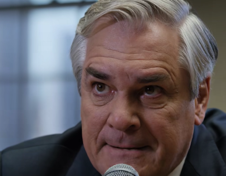 “Ela é uma parasita,” meu pai disse ao júri, secando os olhos secos com um lenço de bolso de seda e jurando que eu não tinha trabalhado um dia de verdade desde a faculdade, e enquanto doze estranhos olhavam para mim como se eu tivesse roubado uma família enlutada, percebi que o homem que construiu seu império com saguões polidos e intimidação acabara de cair na armadilha que minha mãe deixou para trás.