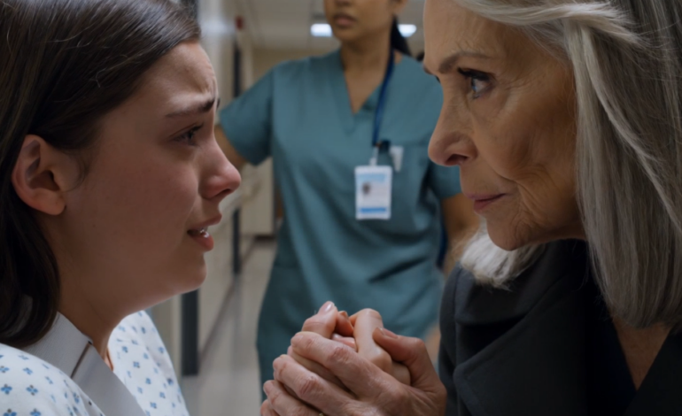 Klockan 2:07 på morgonen ringde min barnbarn från akuten och viskade att hennes pojkvän hade skjutsat henne nerför trappan och hennes egen mamma trodde på honom, men när jag klev in på den sjukhusavdelningen tittade huvudkirurgen på mig, på hennes journal och sa till varje läkare i korridoren: “Ingen rör det här fallet förrän fru Hargrove säger hur vi ska hantera det.”