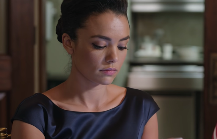 Min syster satte “Ofruktbar. Skild. Misslyckande.” på ett bröllopsskjerm för 200 gäster för att få dem att skratta—Sedan skickade jag ett ord från bakbordet, och hela rummet glömde vem de trodde att jag var