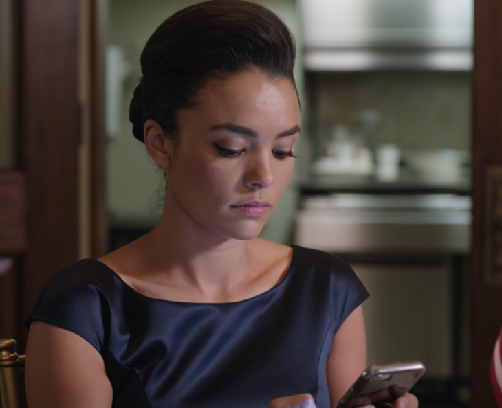 Min syster satte “Ofruktbar. Skild. Misslyckande.” på ett bröllopsskjerm för 200 gäster för att få dem att skratta—Sedan skickade jag ett ord från bakbordet, och hela rummet glömde vem de trodde att jag var