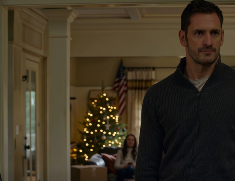 På julafton höll min son på att stoppa mina saker i lådor när han sa: “Vi måste minska utrymmet, Mamma.” Jag log bara, tog min väska och gick ut i tystnad. Några veckor senare var de nästan panikslagna när de insåg att det jag hade tagit med mig den dagen inte bara var kläder.