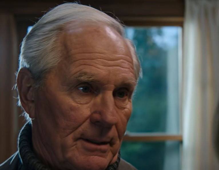 Tyttäreni ja hänen miehensä lukitsivat vaimoni ja minut sisälle Connecticutin talon viinikellariin, jonka rakensin omin käsin lähes 40 vuotta sitten, vaimoni vapisi pelosta, ja minä vain kumarruin lähelle ja kuiskasin: “Hiljaisuus…” — koska juuri tuon kylmän kiven seinän takana oli salaisuus, jonka he luulivat minun vievän hautaan
caption: Tyttäreni ja hänen miehensä lukitsivat vaimoni ja minut sisälle Connecticutin talon viinikellariin, jonka rakensin omin käsin lähes 40 vuotta sitten, vaimoni vapisi pelosta, ja minä vain kumarruin lähelle ja kuiskasin: “Hiljaisuus…” — koska juuri tuon kylmän kiven seinän takana oli salaisuus, jonka he luulivat minun vievän hautaan
Tyttäresi lukkosi rautalukon toisen puolen tuon raskaan tammisen oven oikealla hetkellä, jolloin ihmiset yleensä kutsuvat sitä “perhekeskusteluksi”. Ei ollut huutoa. Ei villiä kohtaa, ei rikkinäisiä laseja, ei rumaa julkista räjähdystä auringonpaisteisessa keittiössä, josta näkyi talvinen piha. Vain askelten ääni, joka eteni yläpuolellamme lattopuille, vaimoni hengitys, joka muuttui ohuemmaksi pimeässä, ja se syvä, katkeran kylmä ilma, joka tunkeutui läpi kiven kuin koko talo pidätti henkeään nähdäkseen, kuka todella ymmärsi sitä.
Hän tarttui käteeni tiukasti. Tuo käsi oli heikentynyt viime keväästä, sydänlääkärikäynneistä, lääkkeistä, jotka piti ottaa ajallaan, ja siitä New Englandin kylmästä, joka vaikuttaa syvemmälle luihin joka vuosi. Tiesin, että hän oli kauhuissaan. Ei vain siksi, että ovi oli lukittu ulkoa, vaan koska ne, jotka sen tekivät, olivat oma tytär ja hänen aviomiehensä.
Silti en mennyt paniikkiin.
Käännyin hänen puoleensa ja kuiskasin vain yhden sanan: “Hiljaisuus.”
Koska jotkut talot eivät ole rakennettu vain sateen ja lumen estämiseksi. Jotkut talot rakentavat miehet, jotka ymmärtävät kantavat seinät, toleranssit, piilevän stressin ja hiljaisen viisauden ajatella kolme askelta eteenpäin, kun kaikki muut vielä uskovat pintatarinaan. Ja kun olet se mies, joka valoi perustukset, asetti palkit, vedätti johdot ja rakensi talon kahden ja puolen hehtaarin alueelle pienessä kaupungissa, jossa kaikki tuntevat toisensa, ymmärrät, että kukaan ei tunne paremmin kuin sinä, mitä noiden seinien sisällä elää.
Kuukausia ennen sitä yötä olin jo alkanut huomata, miten miniäni katsoi kiinteistöä aina, kun keskustelu kääntyi taloon, maahan tai tulevaisuuteen. Illallisella hän puhui omaisuudesta, siirroista, suunnittelusta, suojasta. Hän puhui kuten tietyt miehet Amerikassa, kun he haluavat ahneuden kuulostavan vastuulliselta. Ja minun tyttäreni — jollain tavalla pahempi, jollain tavalla surullisempi — käytti lempeää lapsen ääntä peittääkseen painetta huolestuneisuudella.
Tämä on se tyyppi, jonka tämä maa piilottaa paperien, kiillotettujen hymyjen, maanantaiaamun tapaamisten ja numerotarkasti järjestettyjen pöytien taakse, ikään kuin perheen uskollisuus voitaisiin vähentää strategiseksi suunnitelmaksi. Jos et kiinnittänyt huomiota, olisit voinut luulla sitä huolenpidoksi. Vain kun ovi lyötiin kiinni, totuus alkoi paljastua.
Vaimoni ei vieläkään tiennyt, miksi olin niin rauhallinen.
Hän ei tiennyt, että tuon kellarin kauimmaisessa päädyssä odotti jotain paljon kauemmin kuin kenenkään ahneus. Salaisuus, joka oli pysynyt hiljaa lähes neljä vuosikymmentä. Jokin, jota en koskaan aikonut näyttää kenellekään — ellei päivä tulisi, jolloin oma vereni päättäisi mennä liian pitkälle.
Ja sinä yönä, siinä kylmässä, jossa jopa hengitys kuulostaa terävältä, tartuin siihen vanhaan kiveen, joka oli tärkeä.
Mitä tapahtui sen jälkeen… tarina voi kertoa loput.