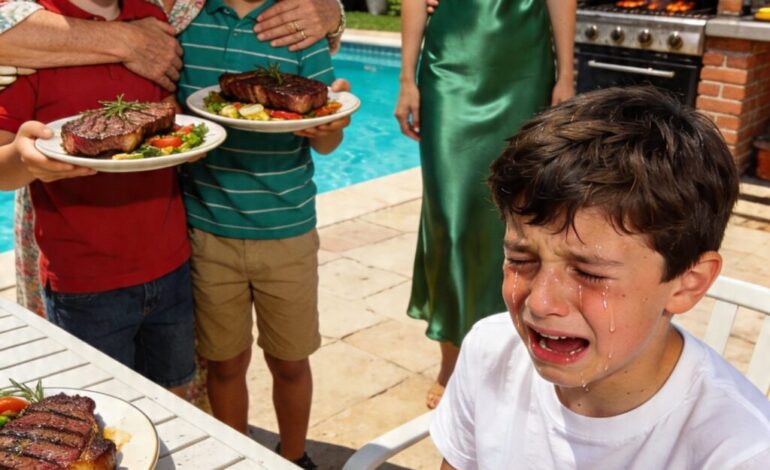 Under en familjgrillning serverades min systers barn en tjock, perfekt T-bone-steak—medan min son fick en bränd bit fett. Min mamma skrattade, “Det är mer än nog för ett barn som honom.” Min syster flinade, “Till och med en hund äter bättre.” Min son sänkte blicken och viskade, “Mamma, jag är nöjd med det här köttet.” En timme senare, när jag insåg vad han menade… började mina händer skaka.